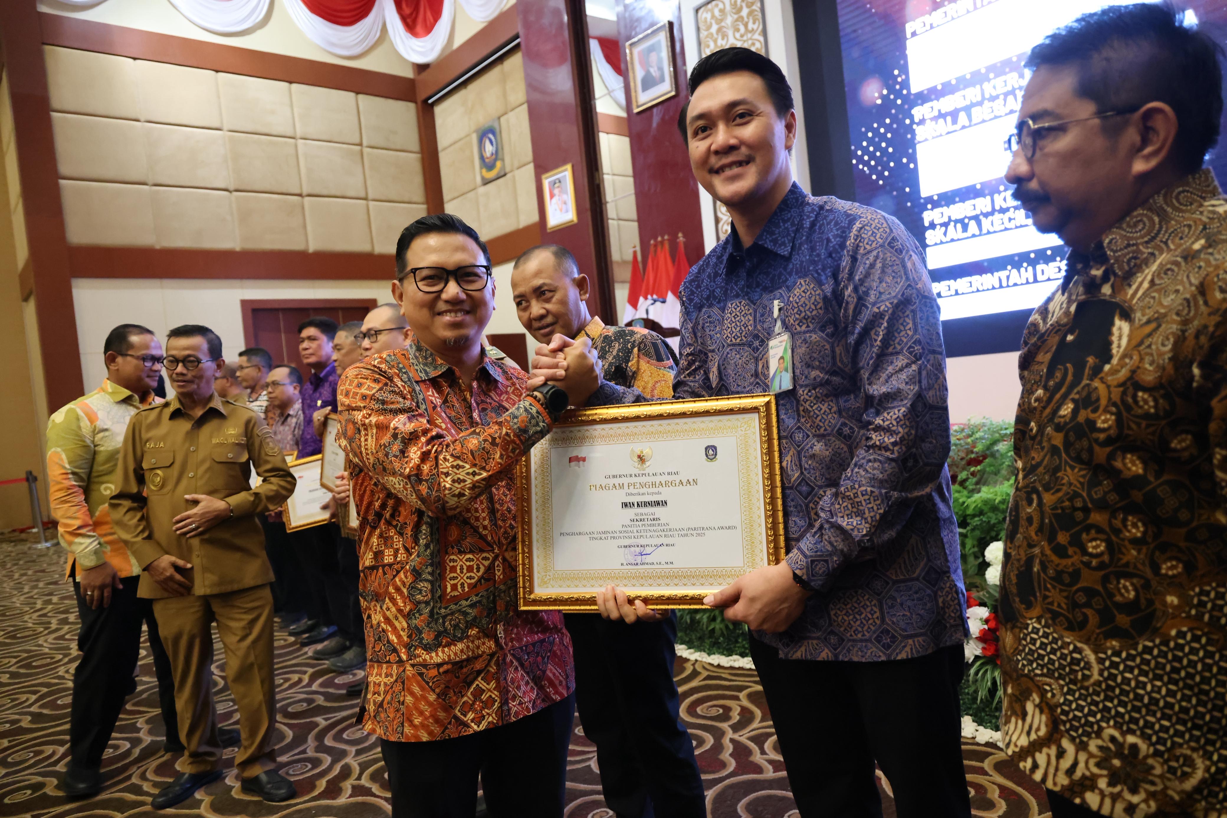 Gubernur Ansar Ahmad Serahkan Paritrana Award 2025: Dorong Perlindungan Sosial Bagi Pekerja Rentan di Kepri