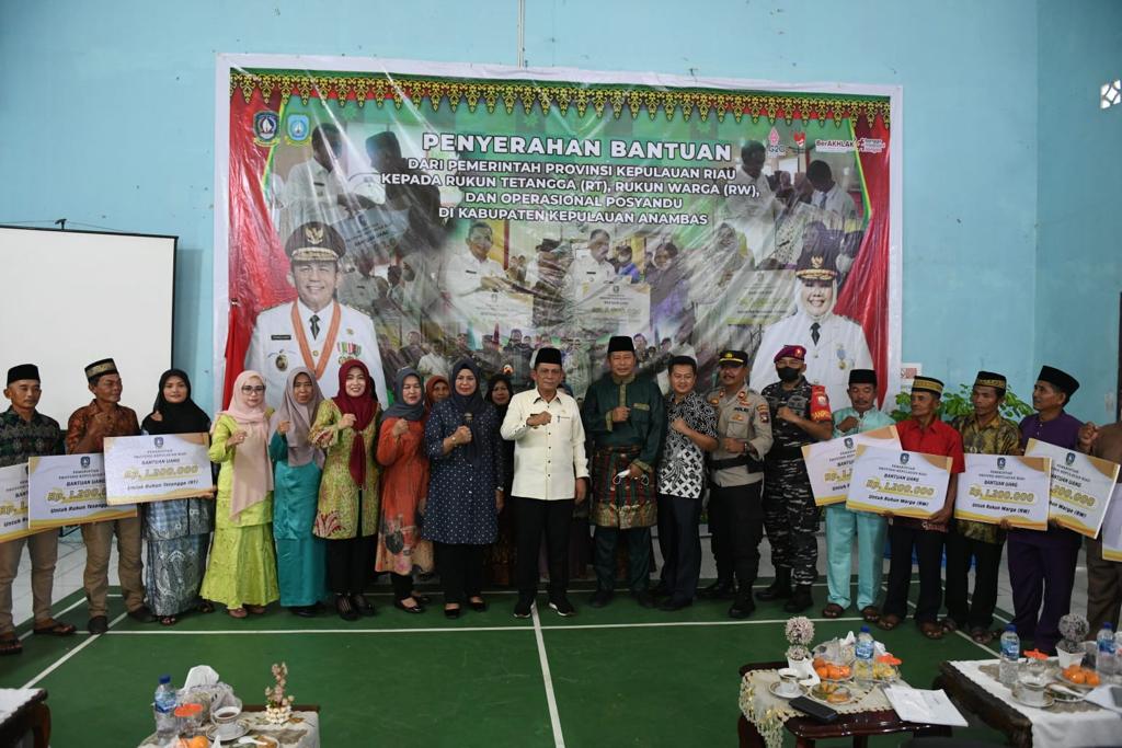 Gubernur Ansar Berikan Bantuan Insentif RT/RW dan Posyandu di Jemaja