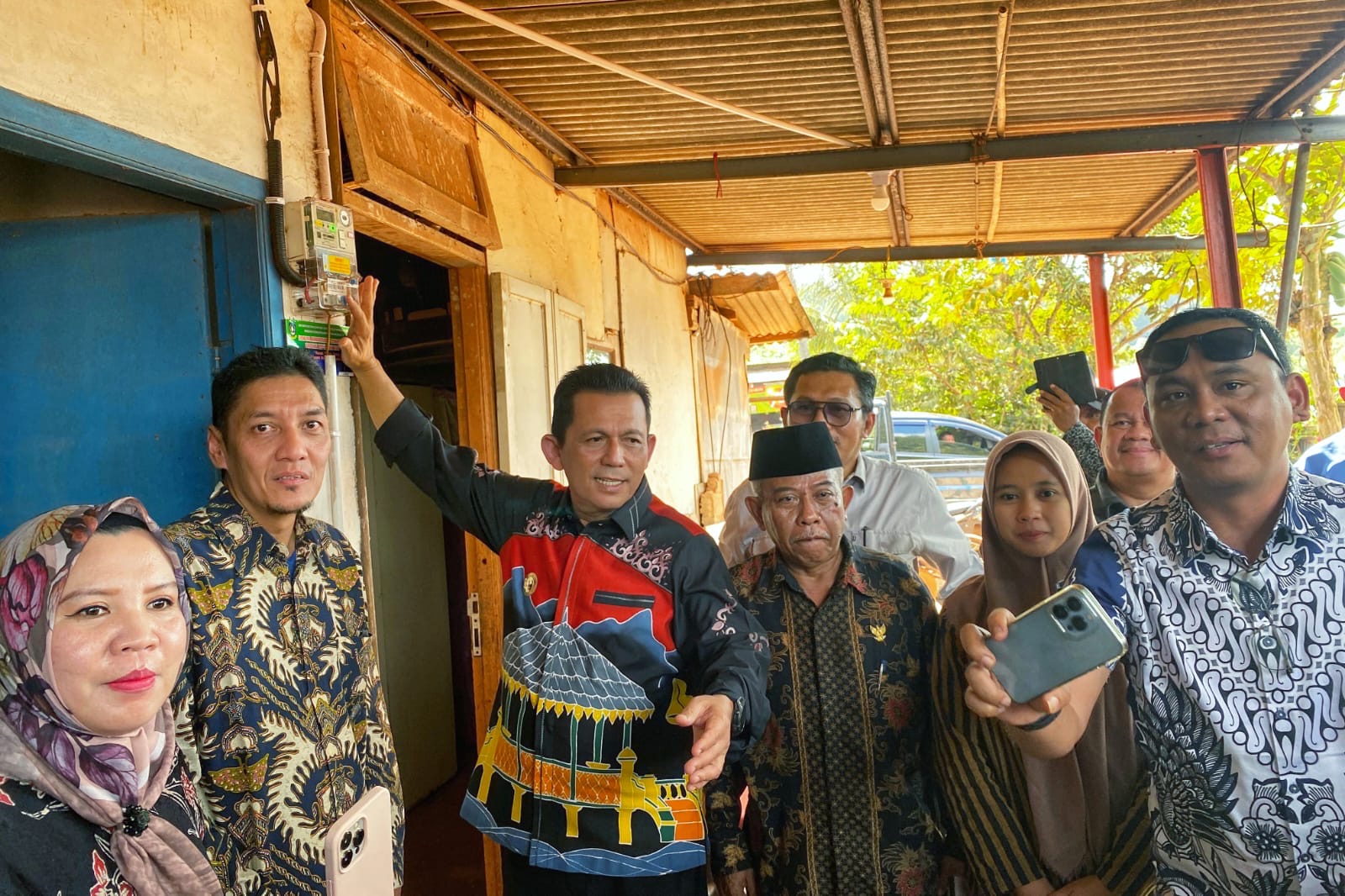 Gubernur Ansar Resmikan Listrik 24 Jam di Kampung Perkebunan, Program Kepri Terang Hadir di Tembesi Sidomulyo