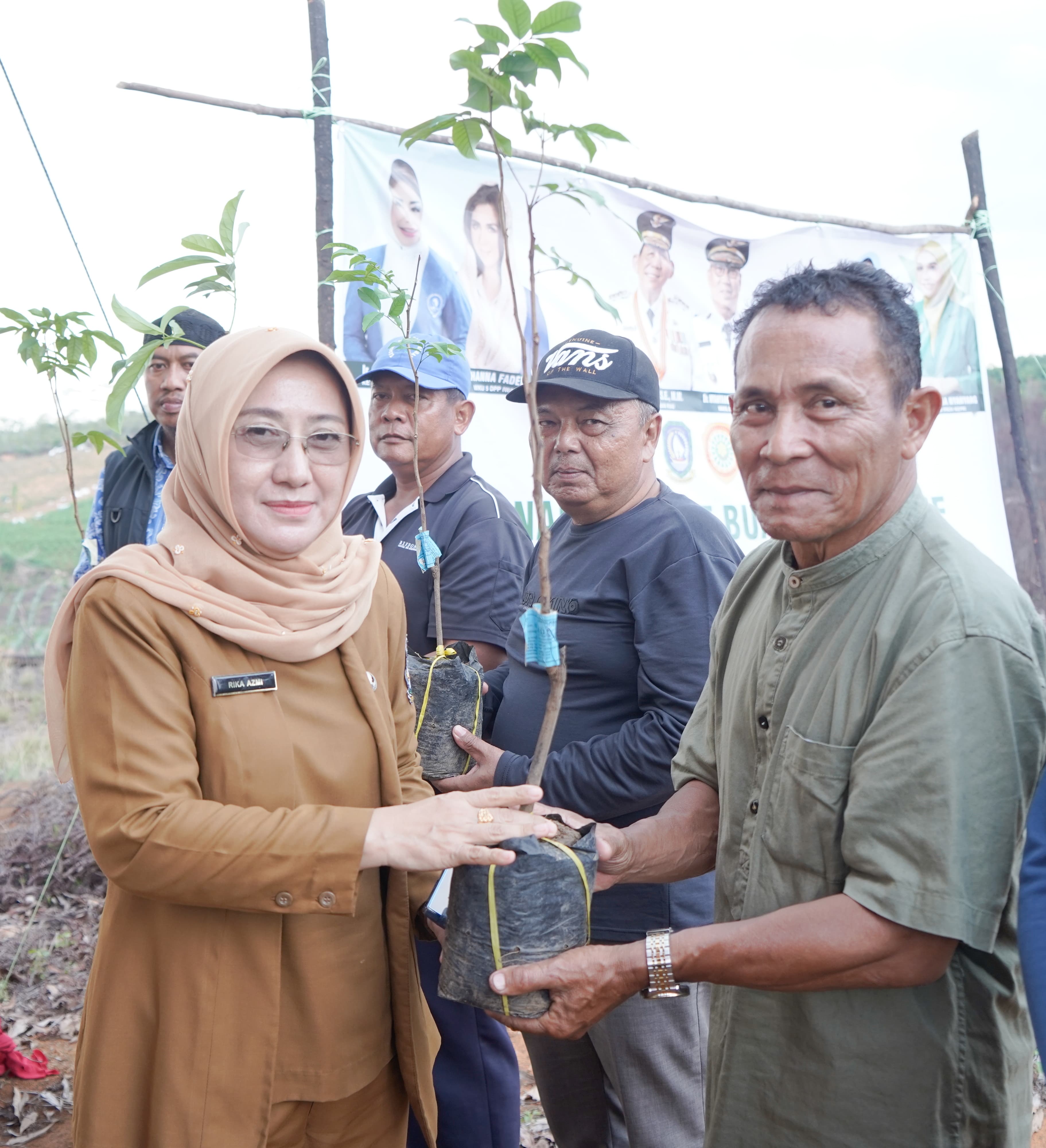 BKOW Kepri Bagikan 700 Bantuan Bibit Tanaman Perkebunan di Cikolek Toapaya Selatan