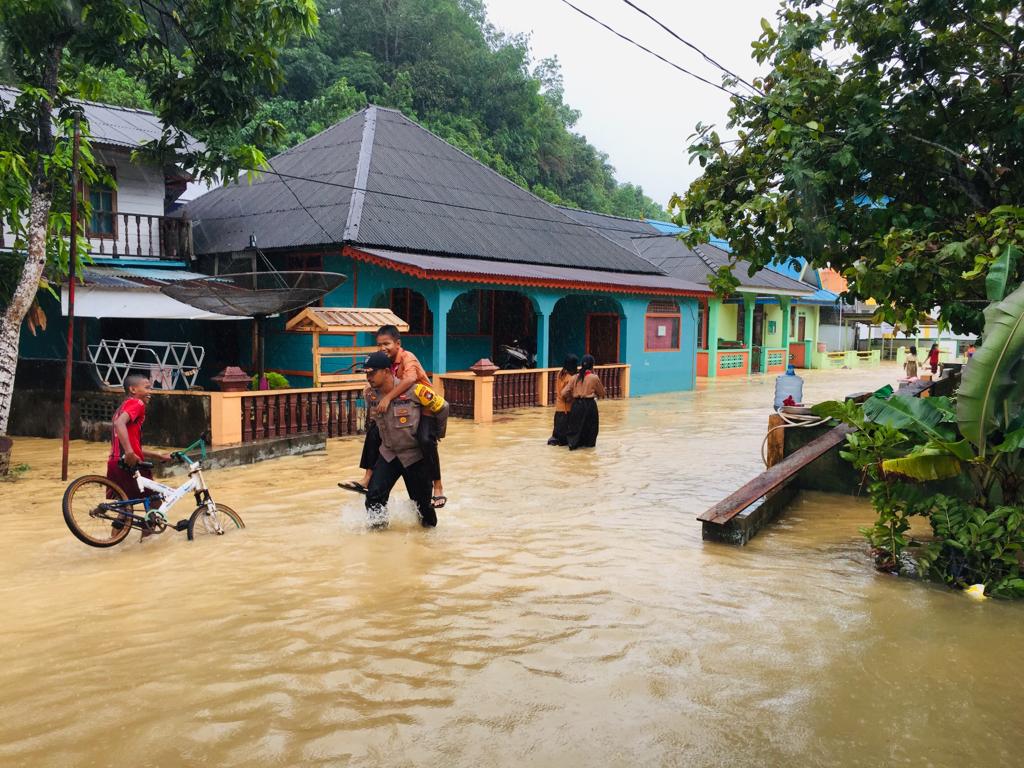 Hujan Deras Akibatkan Banjir dan Tanah Longsor di Tambelan