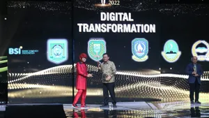 Gubernur Ansar Terima Anugerah  Indonesia Award Inews  2022 Katagori Transformation Digital