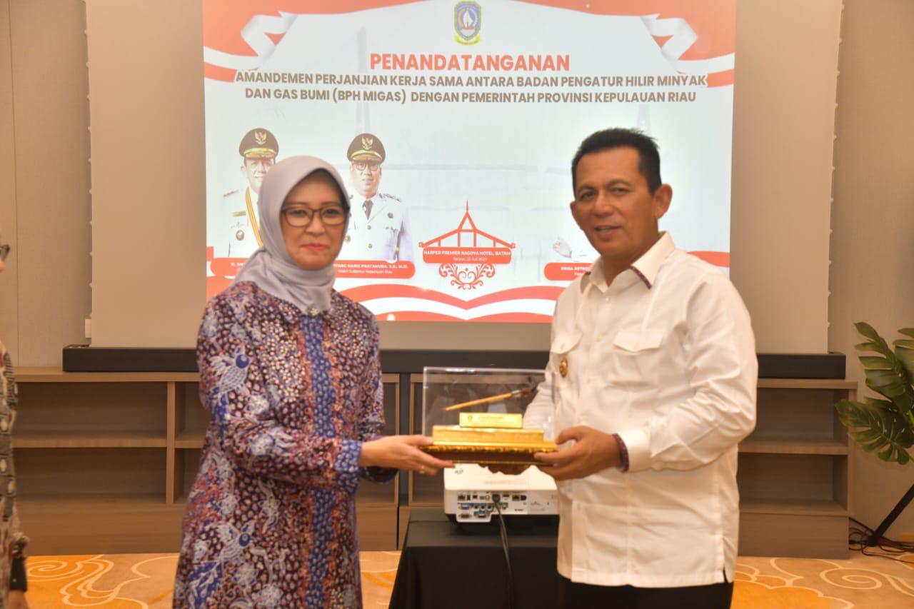 Perkuat Pengawasan BBM, Gubernur Ansar Teken Kerja Sama dengan BPH Migas