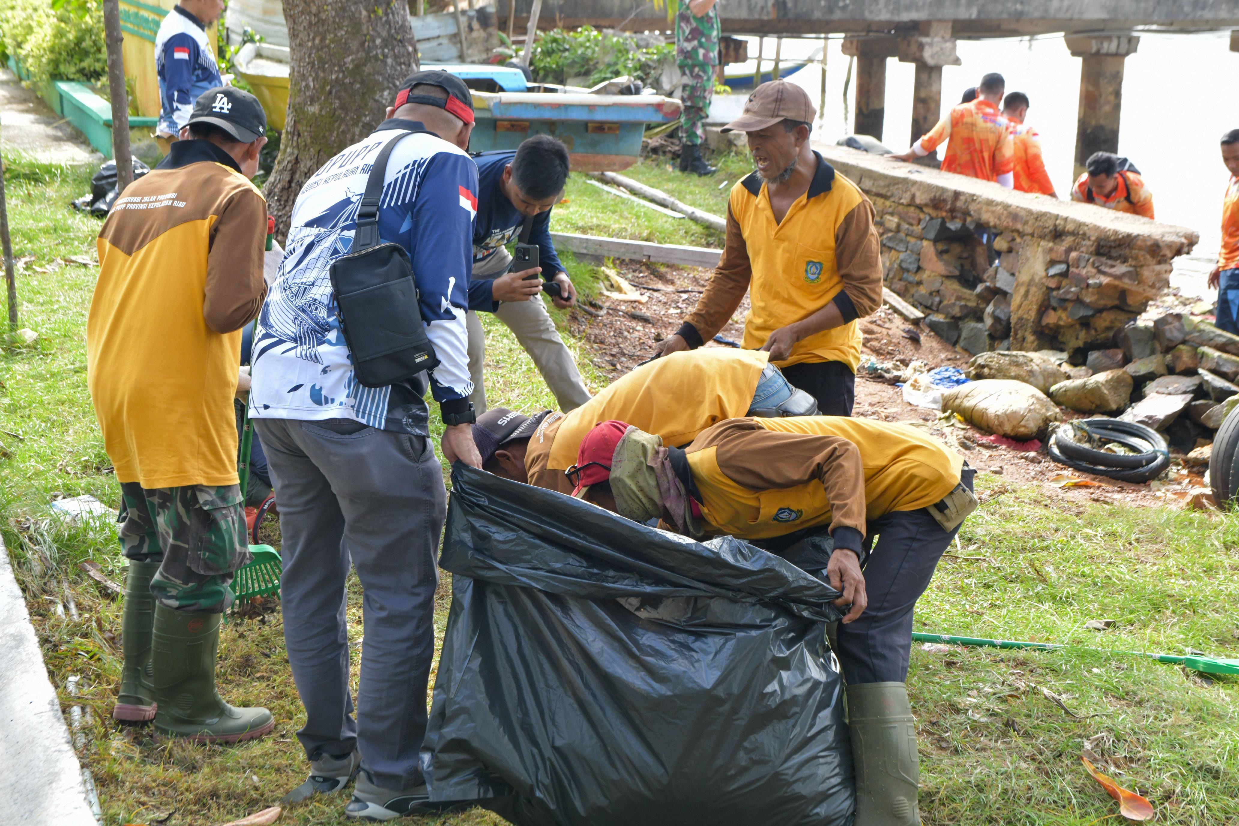 Pulau Penyengat dan Taman Gurindam 12 Dibersihkan, Gubernur Ansar Pimpin Goro