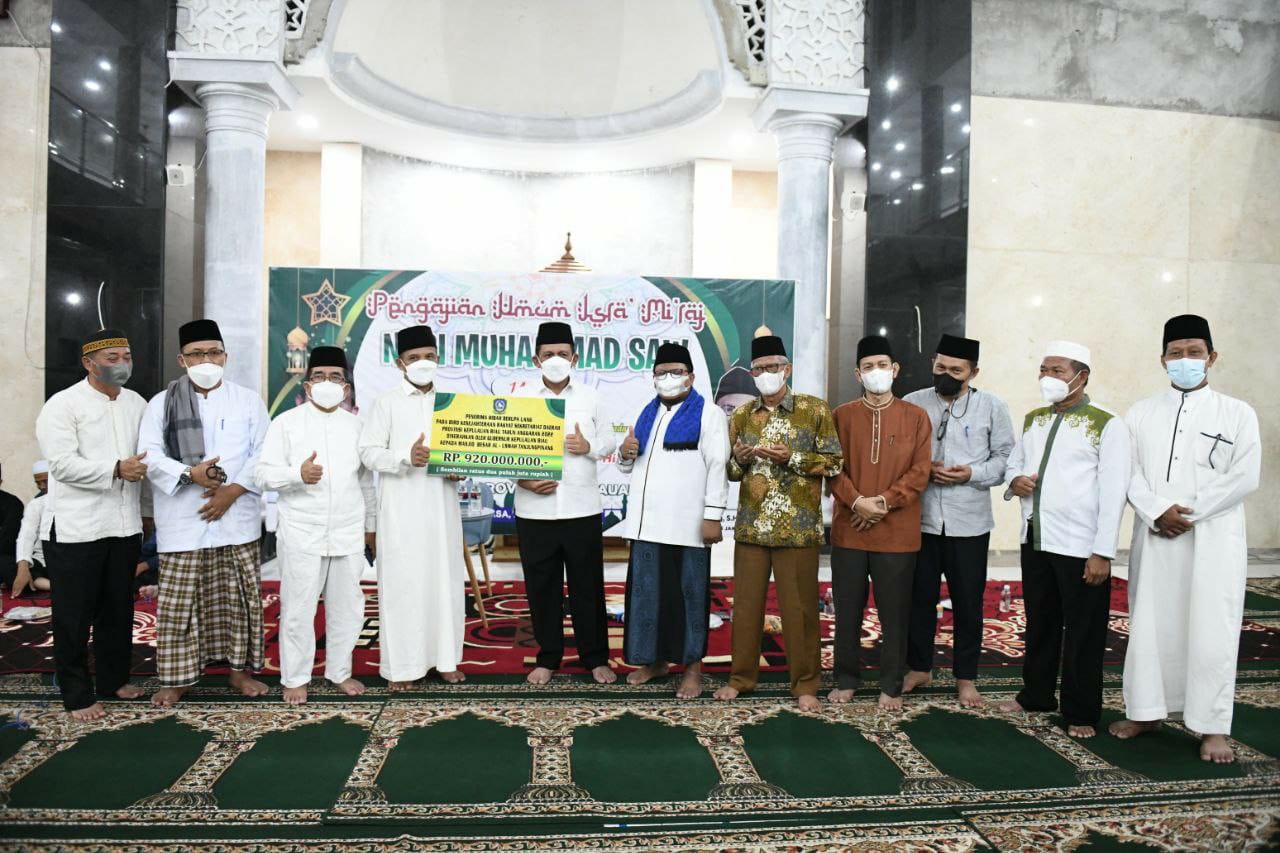 Gubernur Ansar Serahkan Bantuan Untuk Masjid Al Uswah Tanjungpinang Rp920 Juta