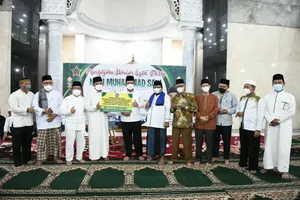 Gubernur Ansar Serahkan Bantuan Untuk Masjid Al Uswah Tanjungpinang Rp920 Juta