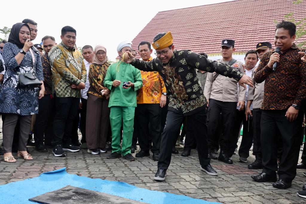 Gus Halim Endorse Produk Olahan dari Kepri dan Main Gasing di Bazar BUMDes