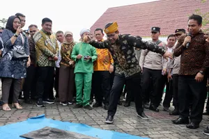 Gus Halim Endorse Produk Olahan dari Kepri dan Main Gasing di Bazar BUMDes