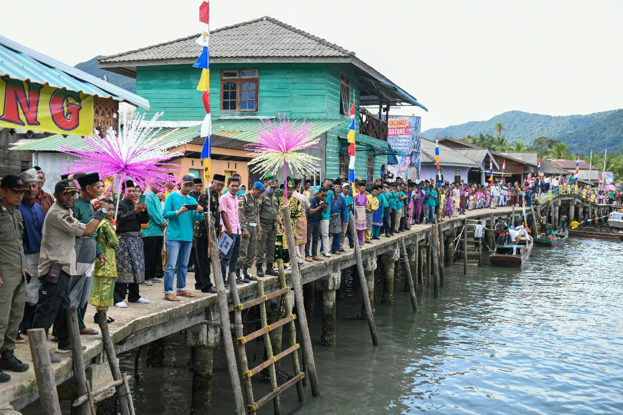 Terpencil dan Terisolir, Begini Reaksi Masyarakat  Mentuda Menyambut Tamu yang Dia Harapkan