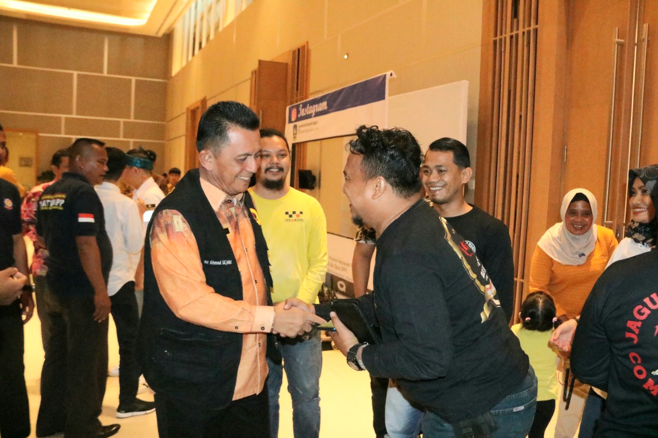 Ansar Ahmad Menerima Jaket Kehormatan dari Ojol Batam