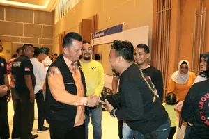 Ansar Ahmad Menerima Jaket Kehormatan dari Ojol Batam