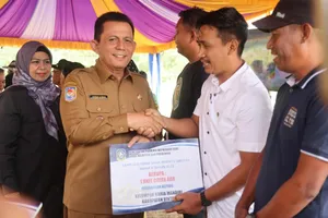 Gubernur Ansar Serahkan Mesin Pertanian dan Panen Sorgum di Toapaya Bintan