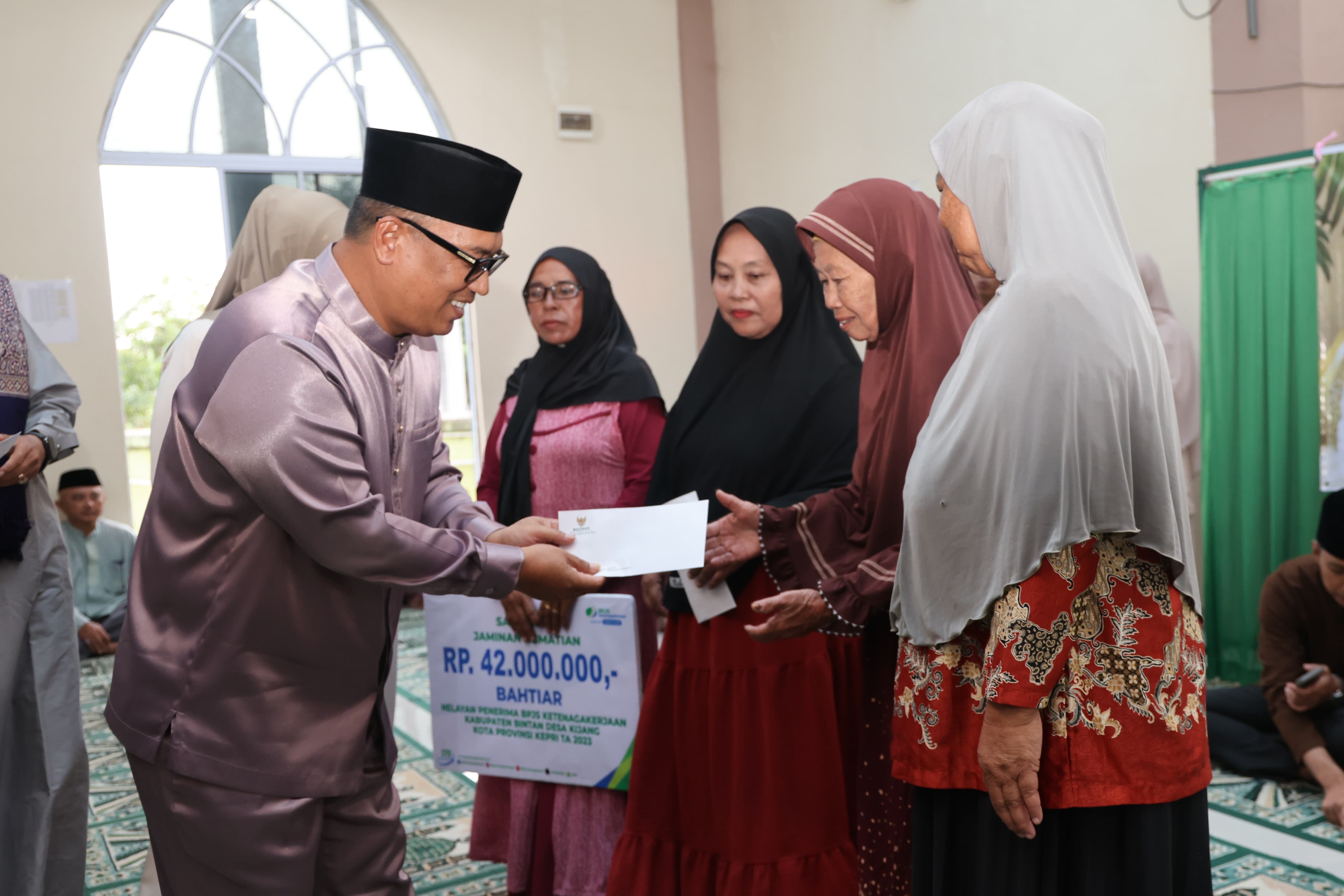 Safari Ramadan di Bintan, Wagub Nyanyang Salurkan Zakat dan Bantuan Rumah Ibadah Sebesar Rp200 Juta