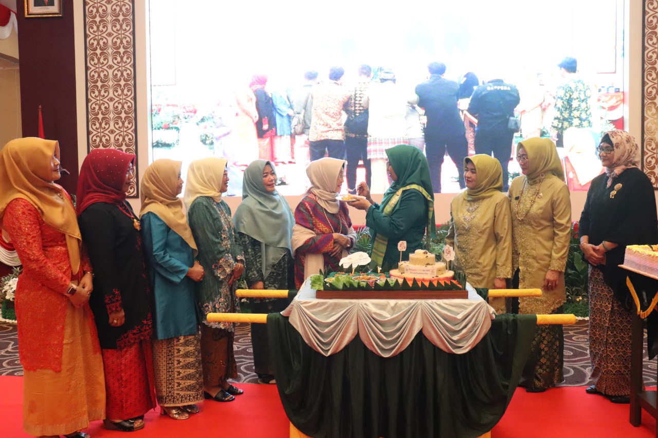 Hadiri Puncak HUT DWP ke-23 dan Hari Ibu ke-94, Dewi Ansar Motivasi Kaum  Perempuan Untuk Lebih Cerdas