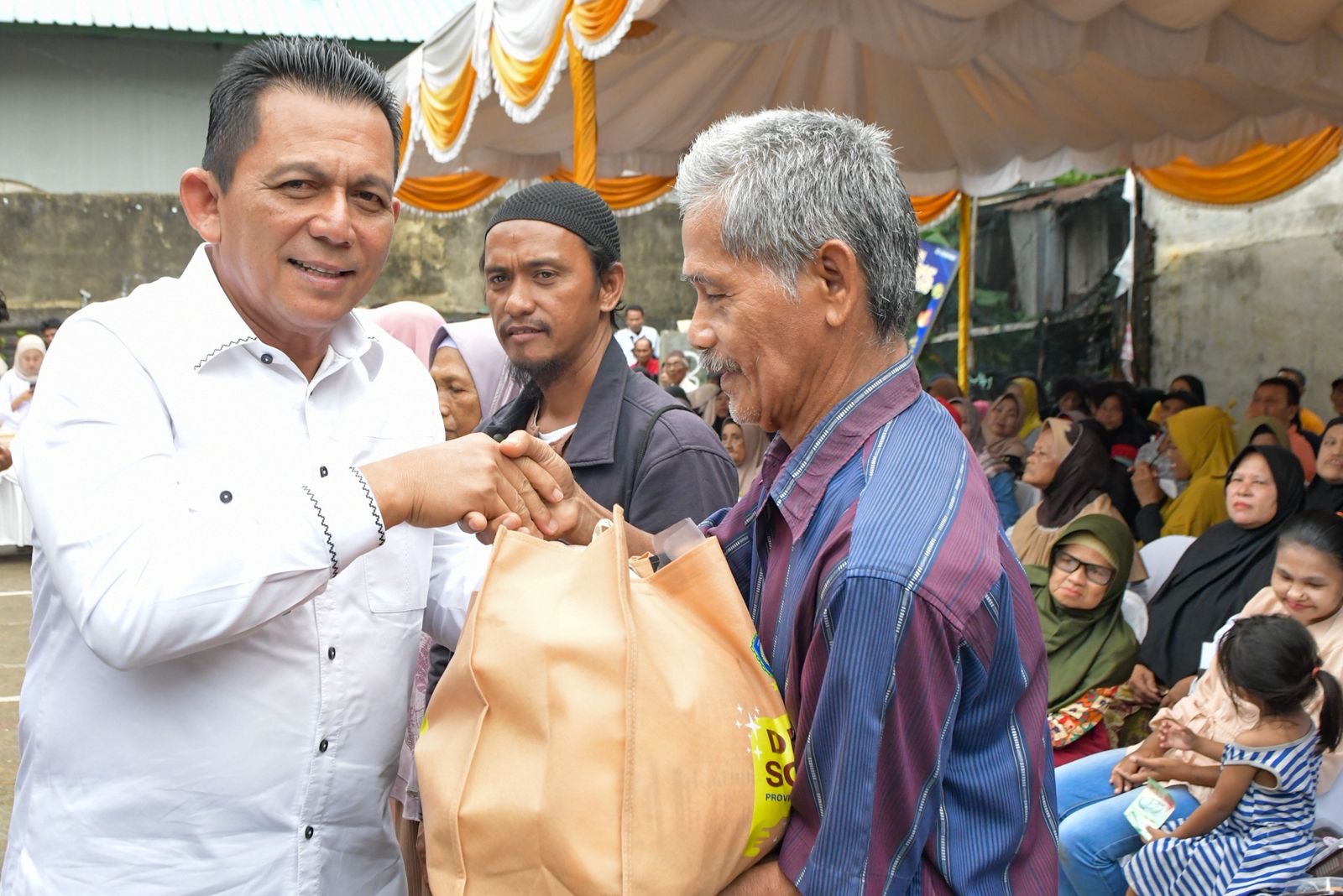 Gubernur Ansar Serahkan 2000 Paket Sembako Tahap II di Kota Tanjungpinang
