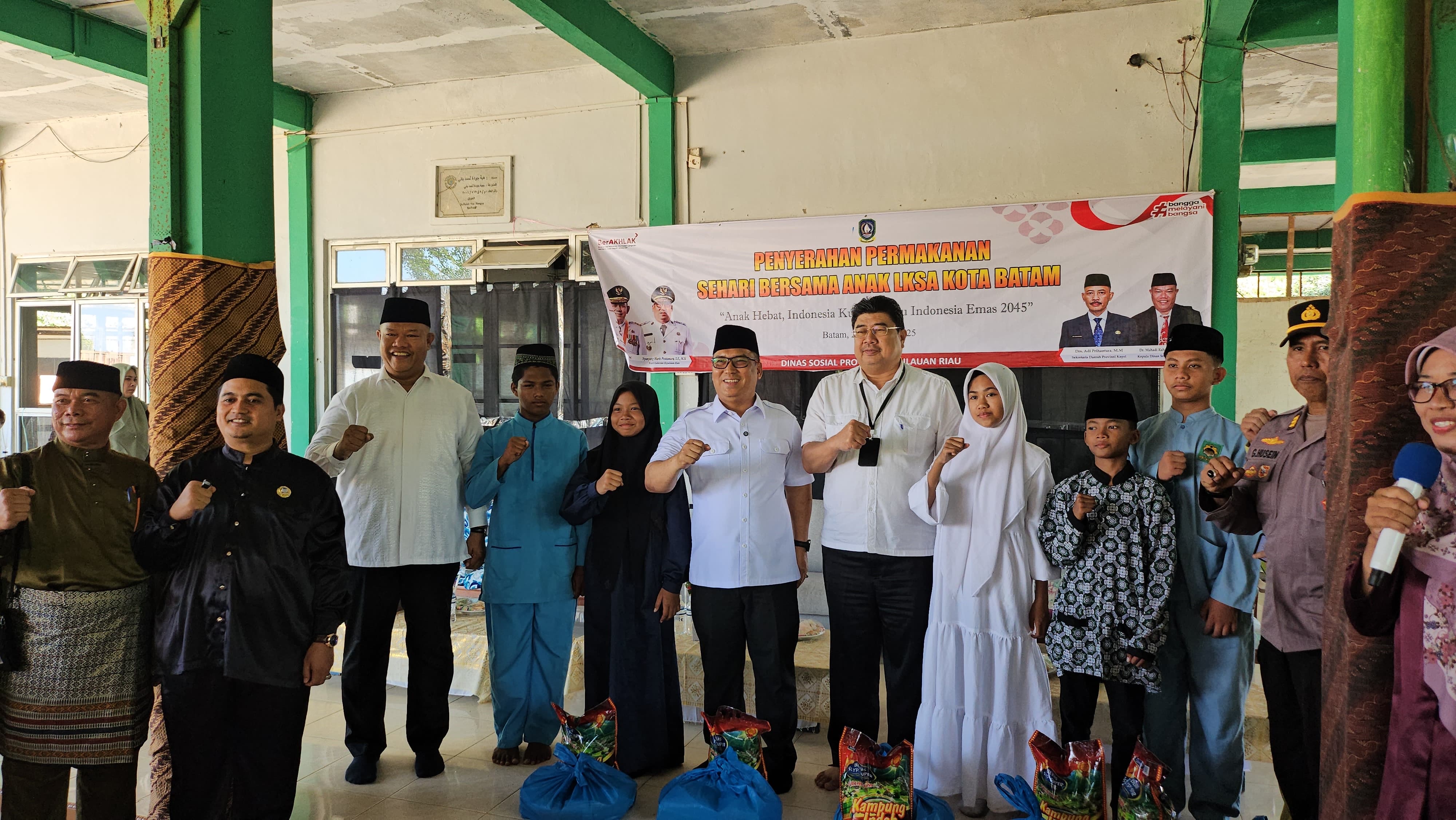Wagub Nyanyang Serahkan Bantuan Permakanan untuk Anak-Anak LKSA Kota Batam