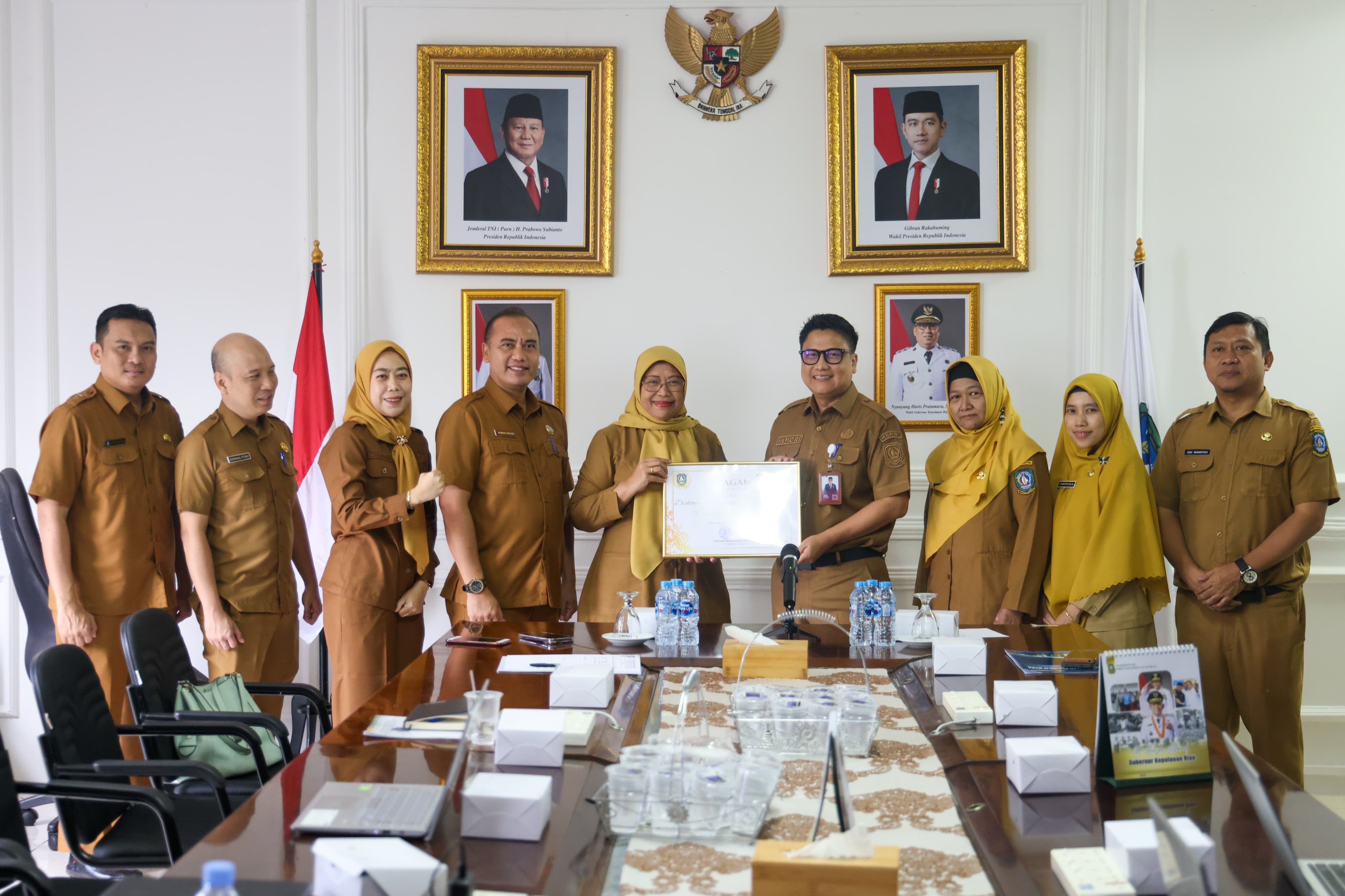 Dorong Transparansi Anggaran, Diskominfo Kepri Serahkan Rekomendasi Integrasi TTE SIPANGKAS ke BKAD