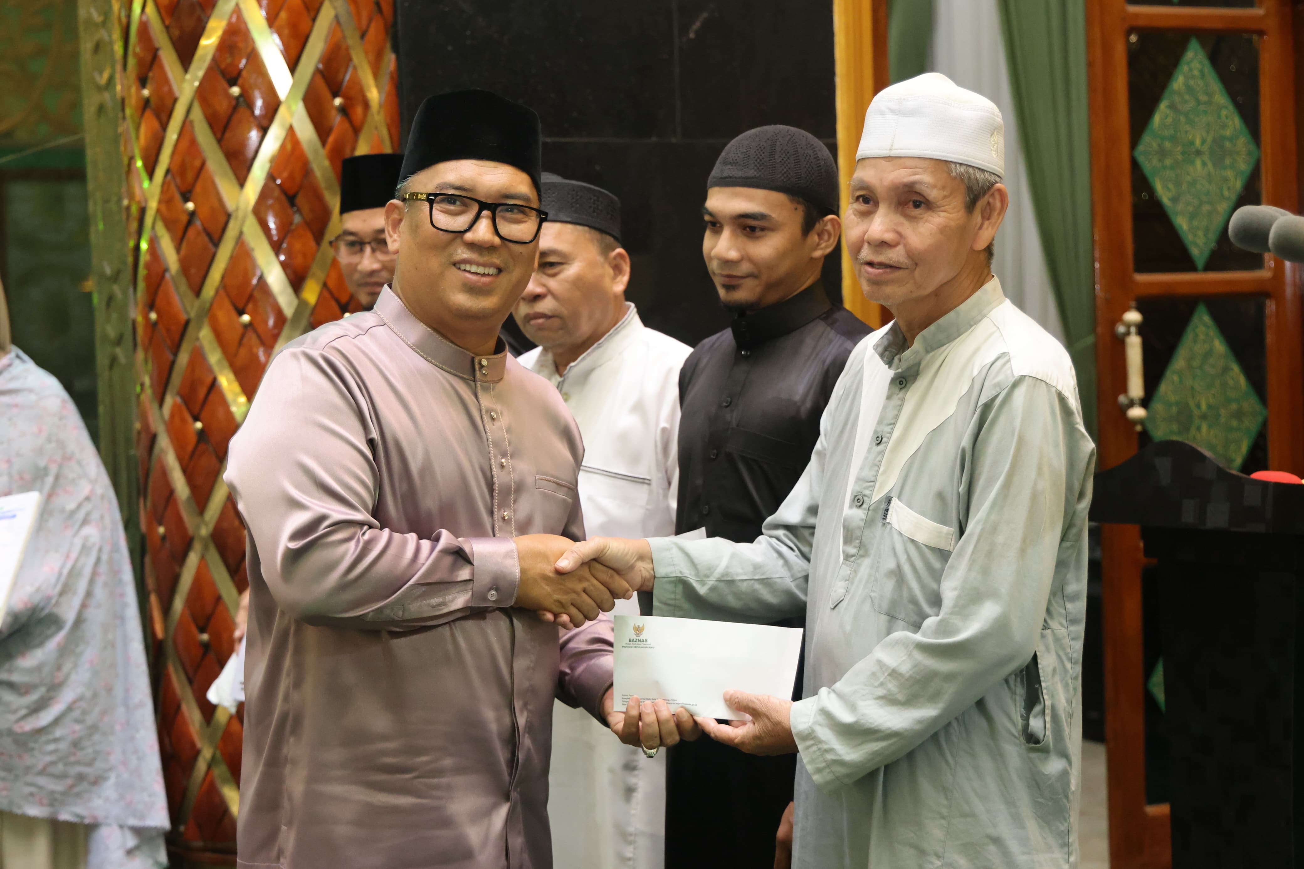 Safari Ramadan di Bintan, Wagub Nyanyang Salurkan Zakat dan Bantuan Rumah Ibadah Sebesar Rp200 Juta