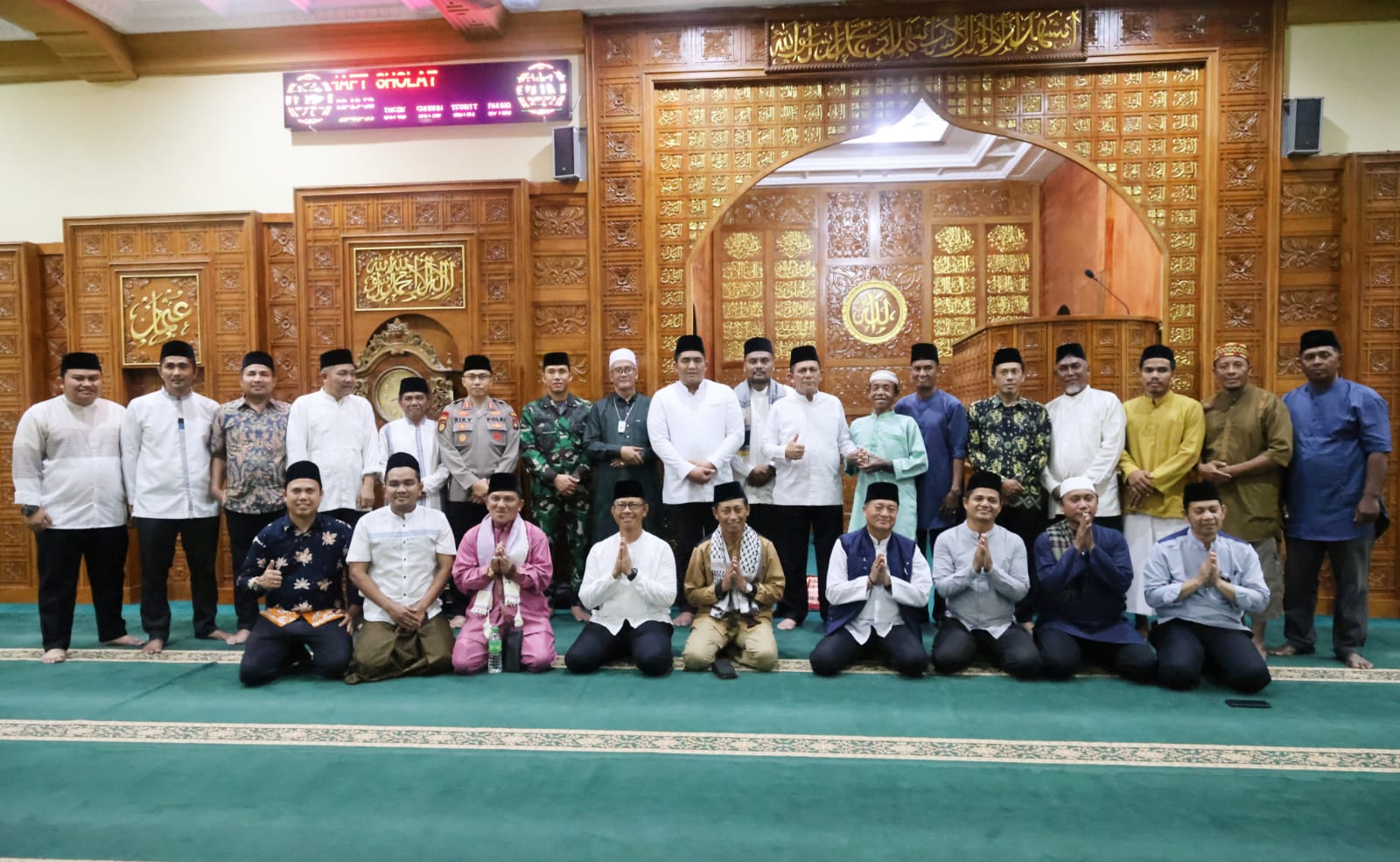 Nyebrang ke Desa Kelong, Gubernur Ansar Teraweh di Masjid Al Maruf