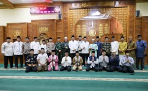 Nyebrang ke Desa Kelong, Gubernur Ansar Teraweh di Masjid Al Maruf