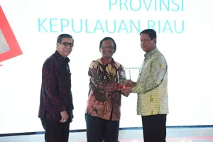 Peringatan Hari HAM Sedunia, Isdianto Dapat Penghargaan