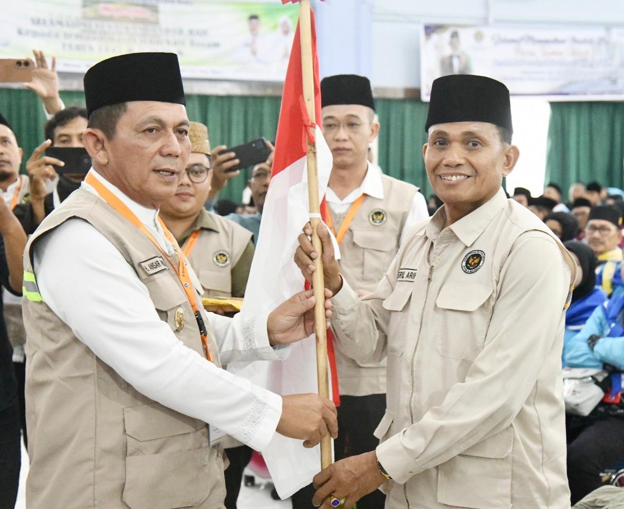 Gubernur Ansar Lepas Kloter Pertama Haji, Pesan Jaga Kesehatan dan Nama Baik Daerah