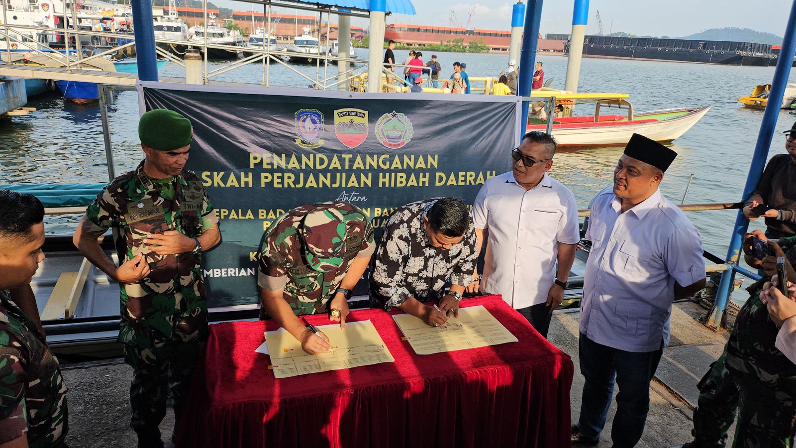 Wagub Nyanyang Serahkan Hibah Boat Pancung ke Kodim 0316 Batam