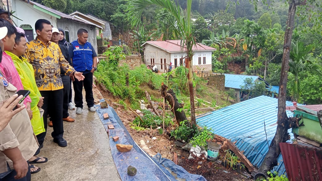 Ansar Serahkan Bantuan Kepada Korban Tanah Longsor di Kampung Tiban Lama Batam