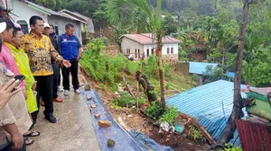 Ansar Serahkan Bantuan Kepada Korban Tanah Longsor di Kampung Tiban Lama Batam