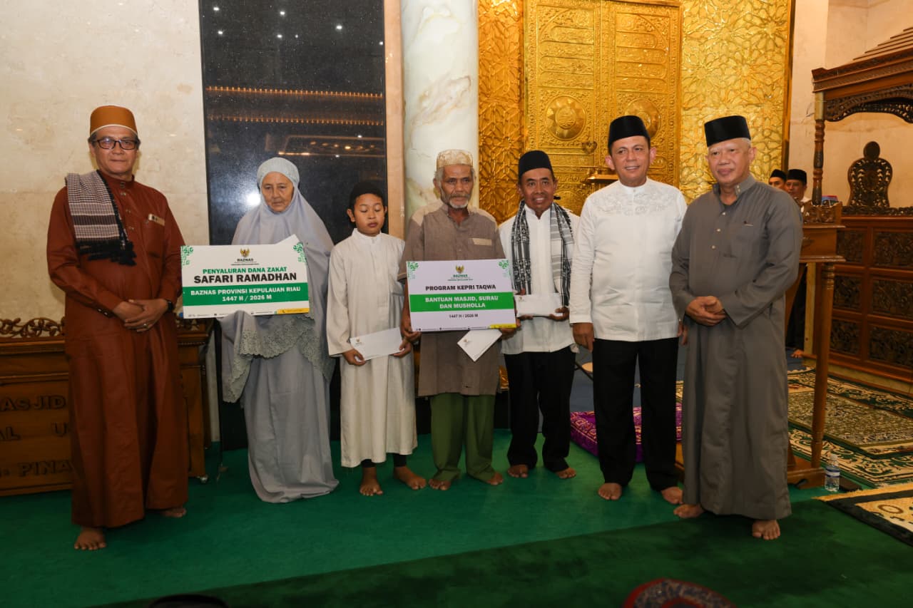 Safari Ramadan di Masjid Al Uswah, Gubernur Ansar  Serahkan Bantuan dan Paparkan Program Pembangunan Kepri