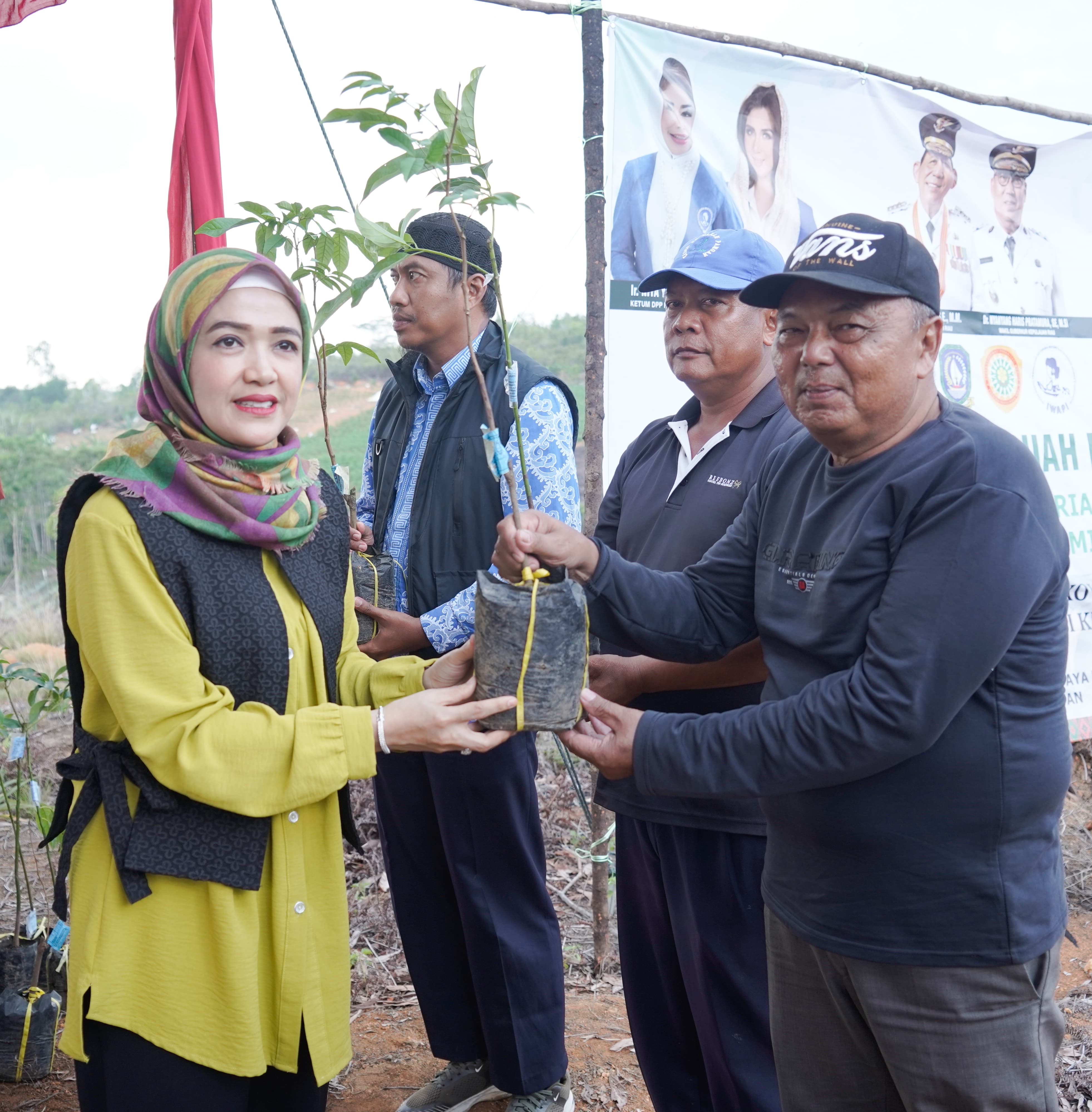 BKOW Kepri Bagikan 700 Bantuan Bibit Tanaman Perkebunan di Cikolek Toapaya Selatan