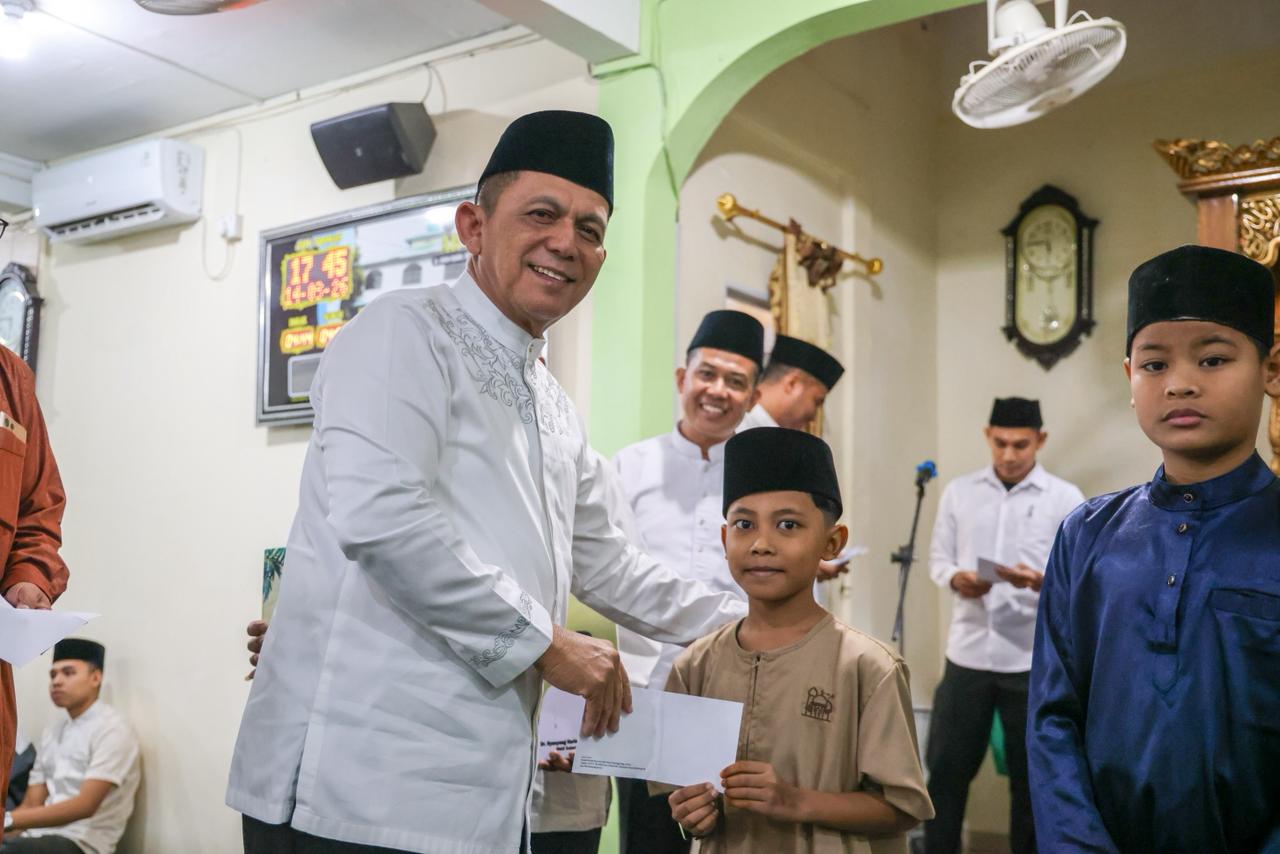 Gubernur Ansar Safari Ramadhan di Masjid Ar-Rahim, Serahkan Bantuan Rp500 Juta untuk Rumah Ibadah