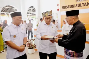 Menbud Fadli Zon Didampingi Wagub Nyanyang Kunjungi Museum Sultan Sulaiman Badrul Alamsyah di Tanjungpinang