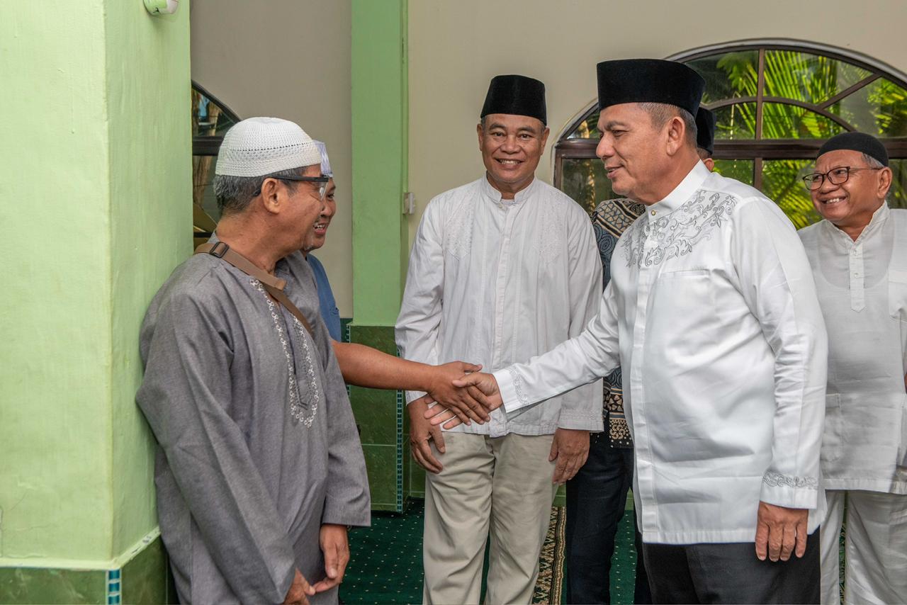 Gubernur Ansar Safari Ramadhan di Masjid Ar-Rahim, Serahkan Bantuan Rp500 Juta untuk Rumah Ibadah