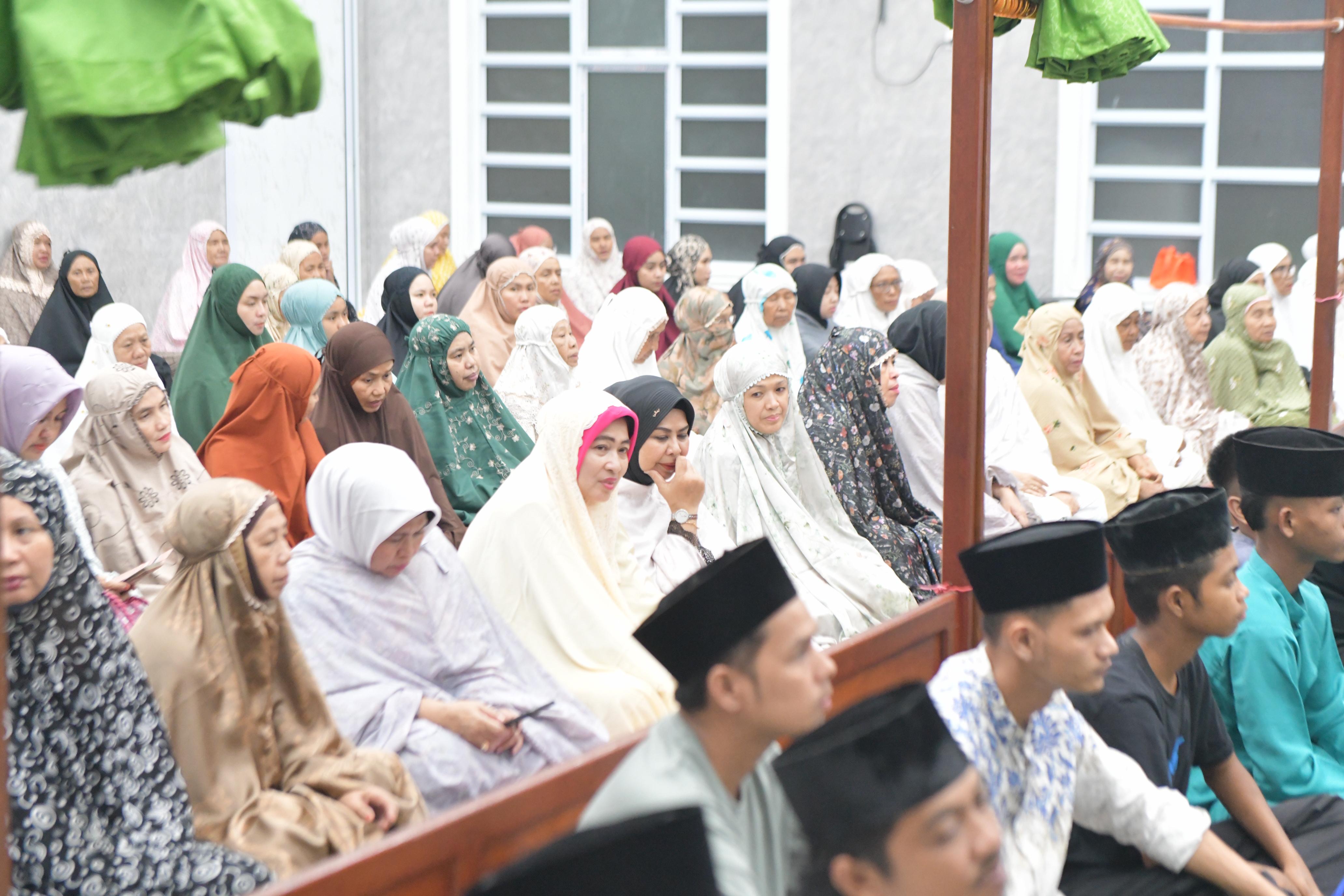 Gubernur Ansar dan Wagub Nyanyang Safari Ramadan di Lingga, Serahkan Bantuan CSR Rp15 Juta untuk Dua Masjid