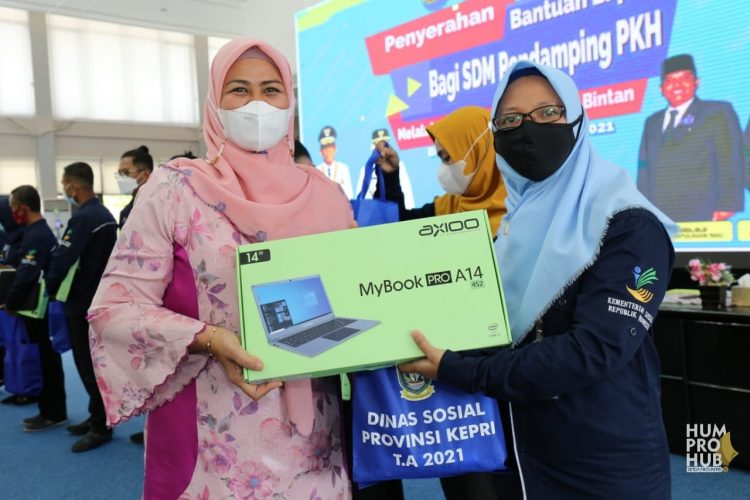 Ketua TP PKK Kepri Dewi Ansar Serahkan Bantuan Laptop Untuk SDM Pendamping PKH