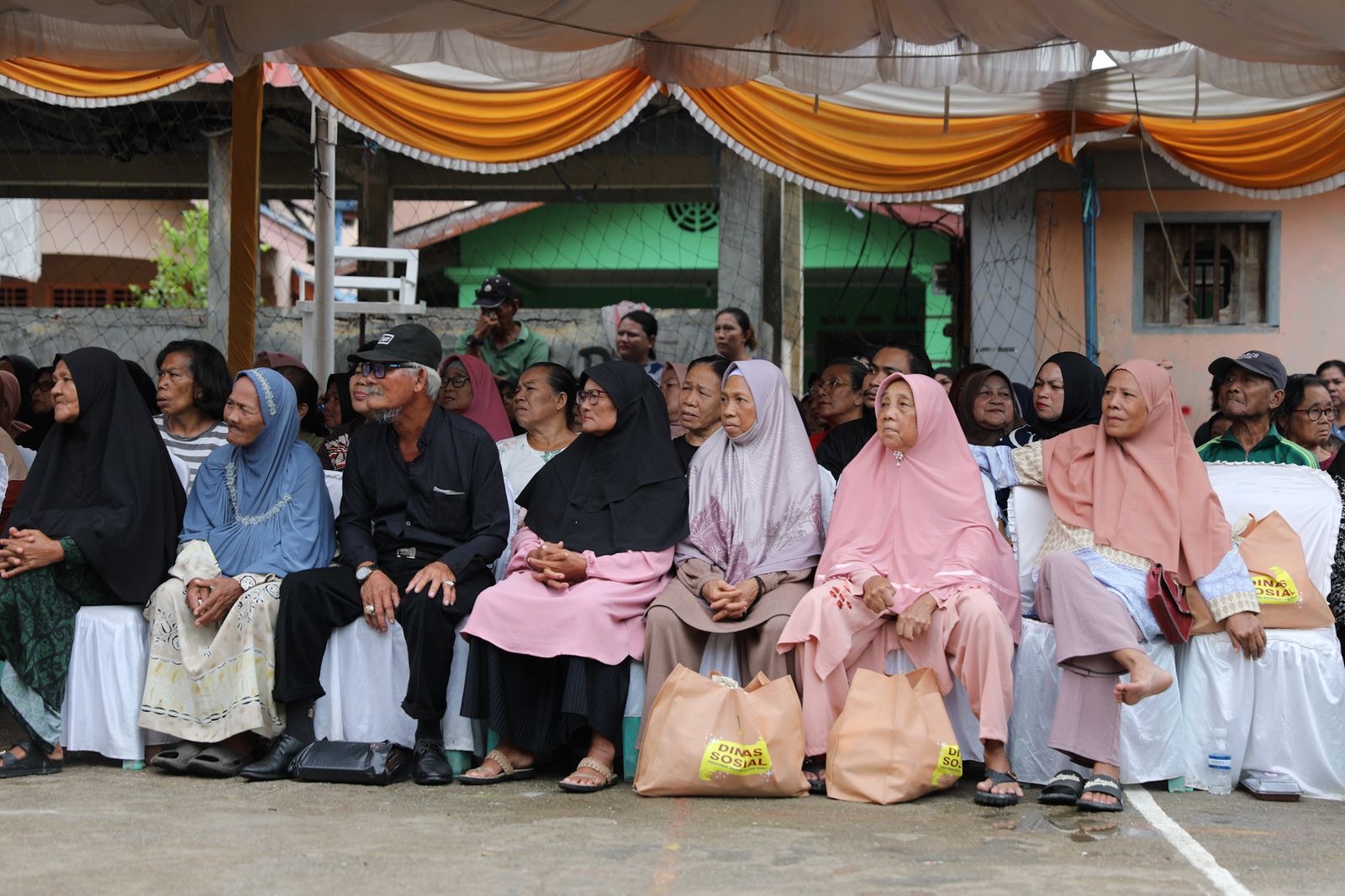 Gubernur Ansar Serahkan 2000 Paket Sembako Tahap II di Kota Tanjungpinang