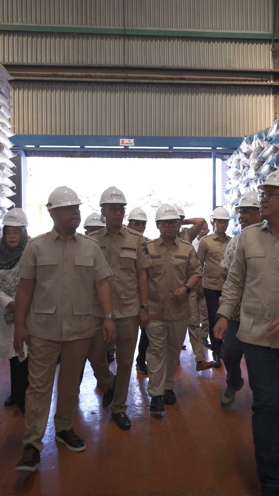 Pastikan Ketahanan Pangan Kepri Aman, Wagub Nyanyang Dampingi Endipat Wijaya Kunjungi Perum Bulog Batam