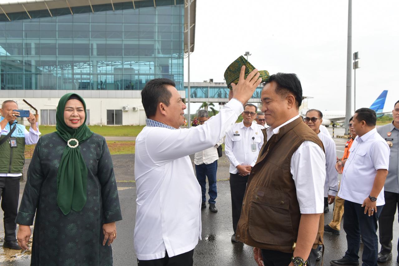 Menko Yusril Disambut Hangat di Tanjungpinang, Gubernur Ansar Pasangkan Tanjak Kehormatan Melayu