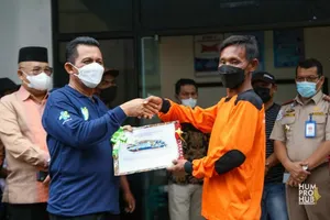 Gubernur Ansar Serahkan Bantuan Kapal Perikanan dan Alat Tangkap Kepada Nelayan