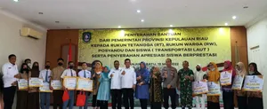 Gubernur Ansar Serahkan Bantuan Untuk RT/RW, Posyandu &amp; Transportasi Siswa di Karimun