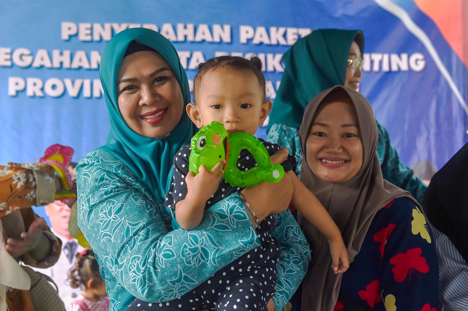 Ketua TP-PKK Kepri Dewi Kumalasari Ansar Serahkan Paket Pencegahan Stunting di Kampung KB Abyaksa