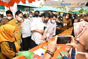 Tiba di Bintan, Airlangga Langsung Tinjau Operasi Pasar Murah 