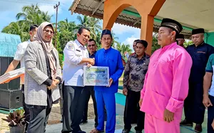 Gubernur Ansar Serahkan Bantuan Perikanan di Desa Pekaka Lingga Senilai Rp2,648 miliar