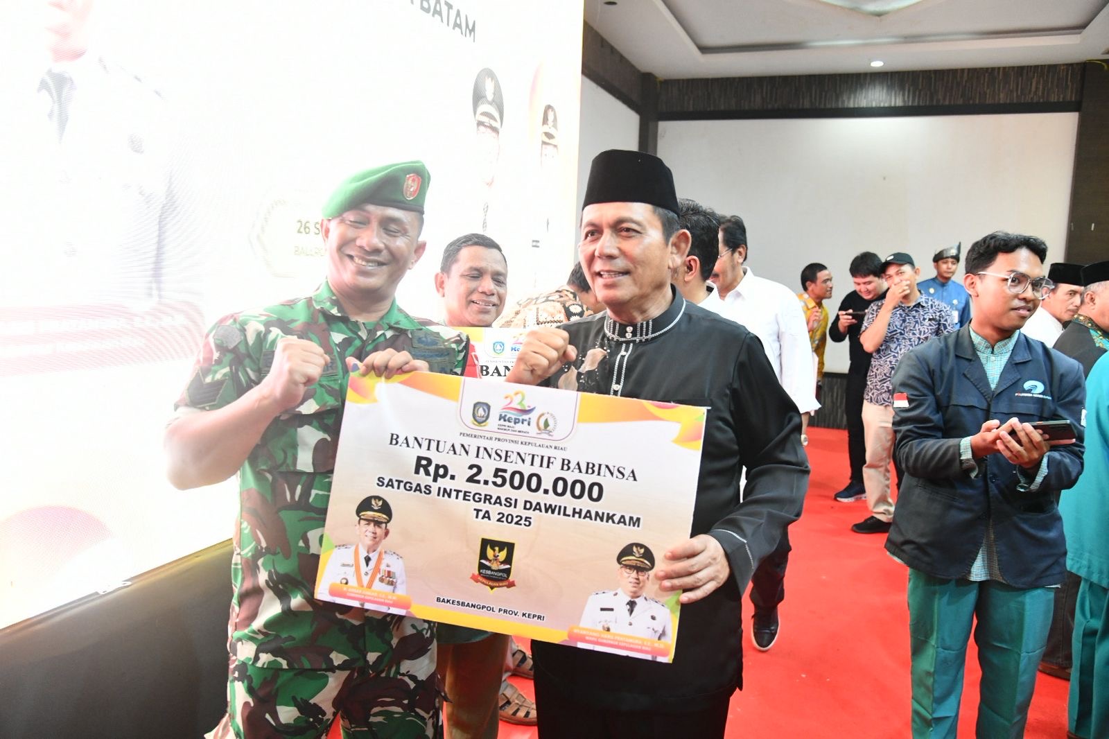 Dari UMKM hingga Beasiswa, Bantuan Pemprov Kepri Diserahkan Gubernur Ansar untuk Warga Batam