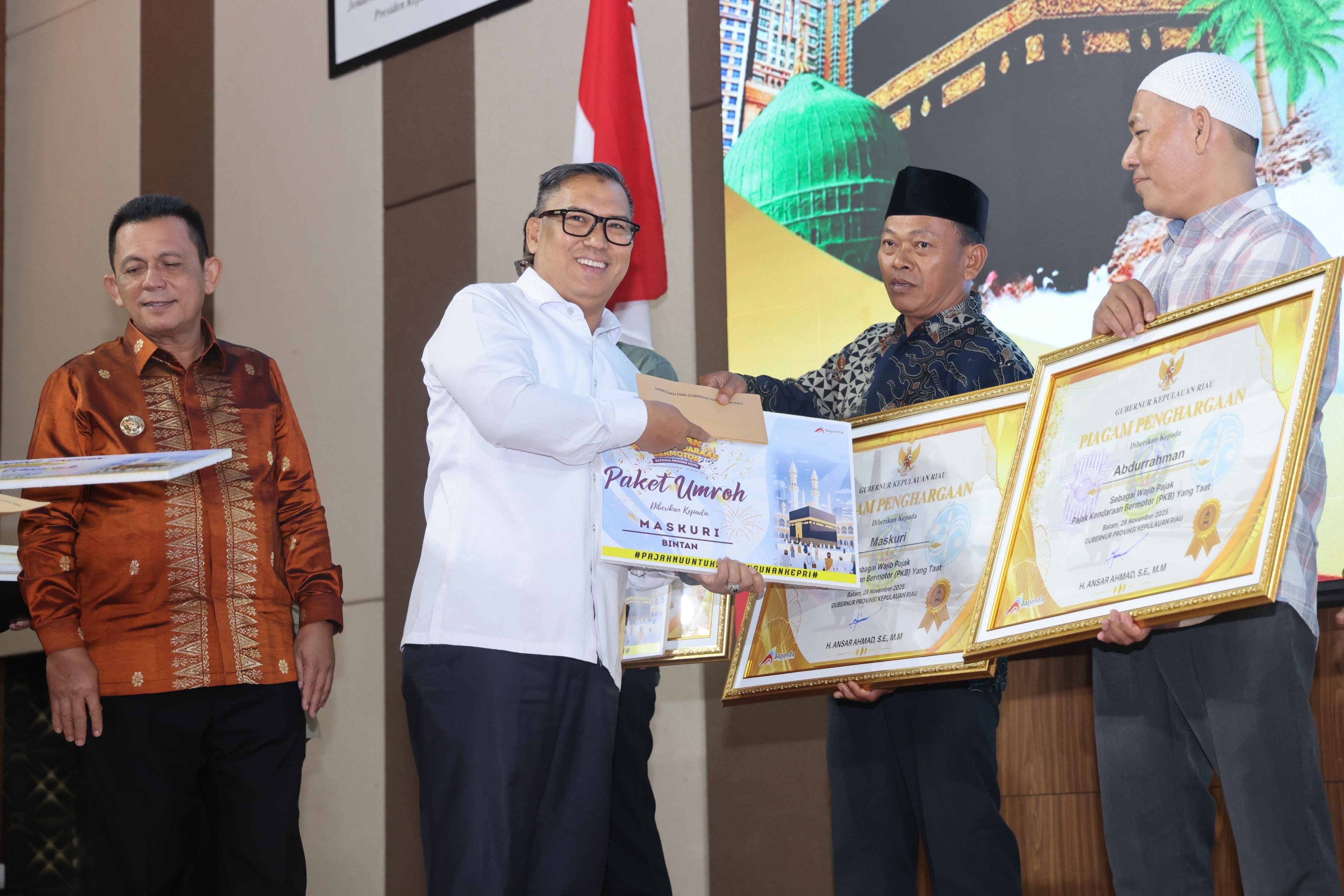 Gubernur Ansar Serahkan Apresiasi Penghargaan Program Gebyar Pajak Kepri 2025