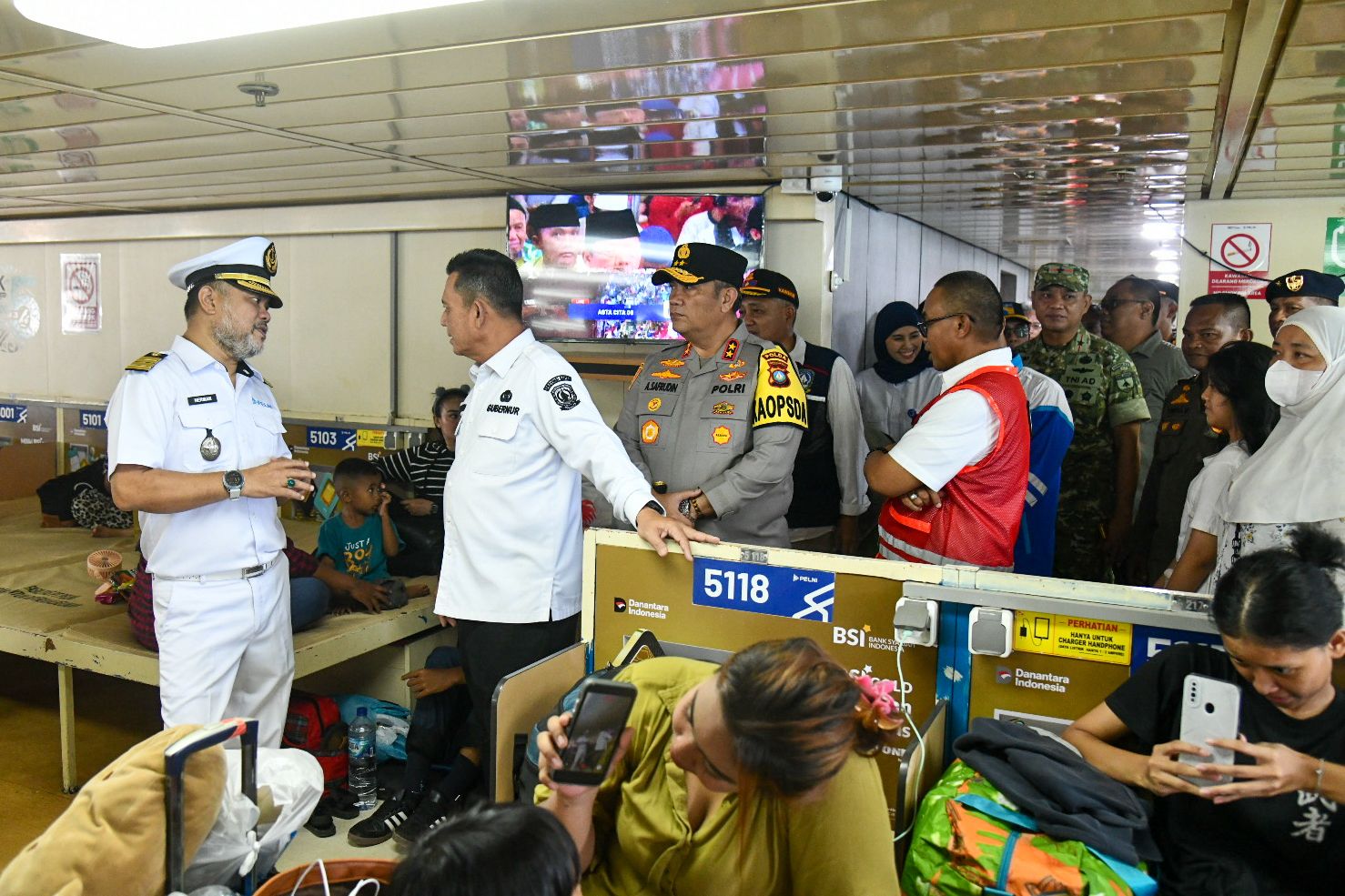 Gubernur Ansar Tinjau Pemudik KM Kelud Tujuan Belawan di Pelabuhan Batu Ampar Batam