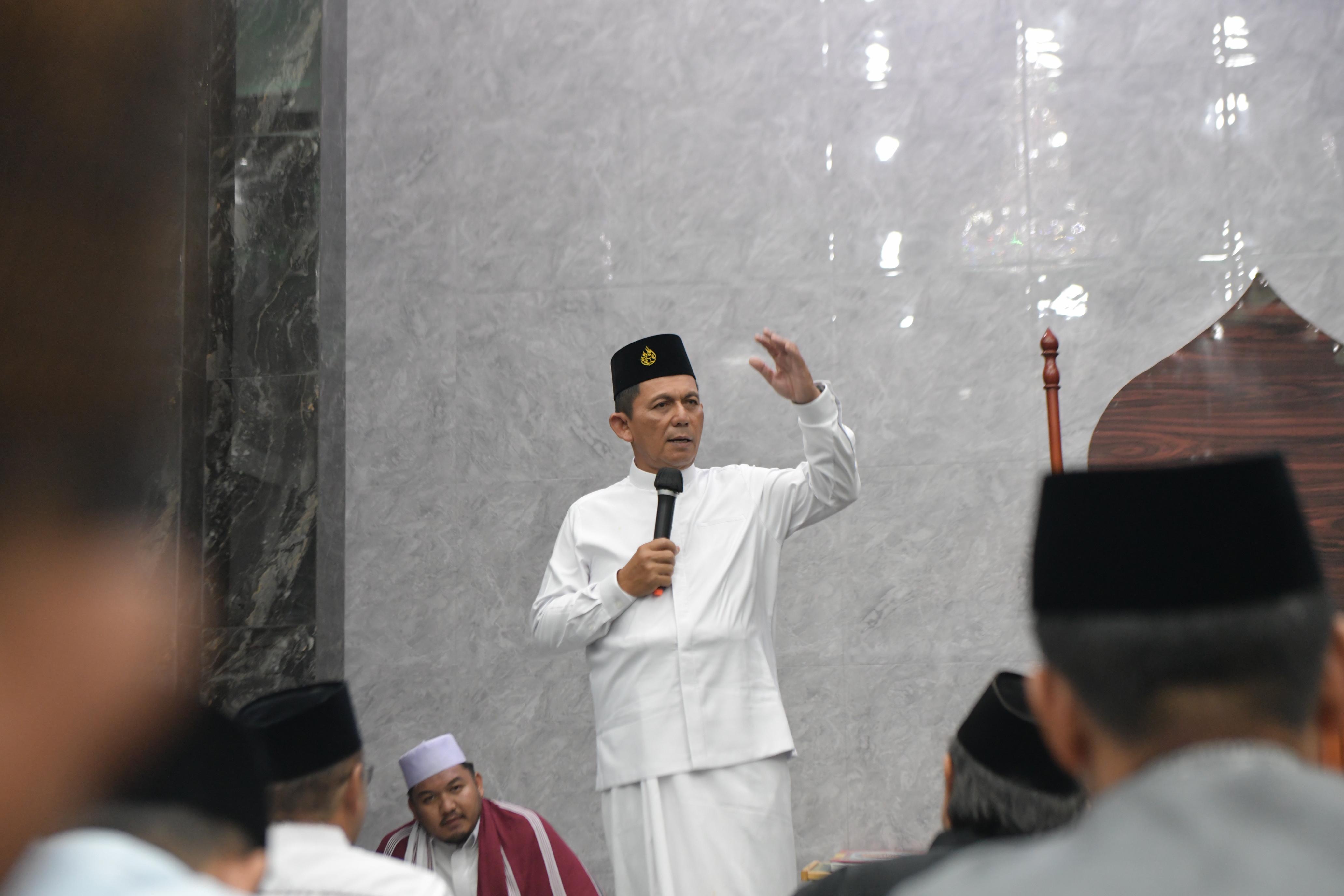 Gubernur Ansar dan Wagub Nyanyang Safari Ramadan di Lingga, Serahkan Bantuan CSR Rp15 Juta untuk Dua Masjid