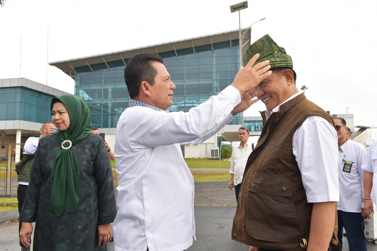 Menko Yusril Disambut Hangat di Tanjungpinang, Gubernur Ansar Pasangkan Tanjak Kehormatan Melayu