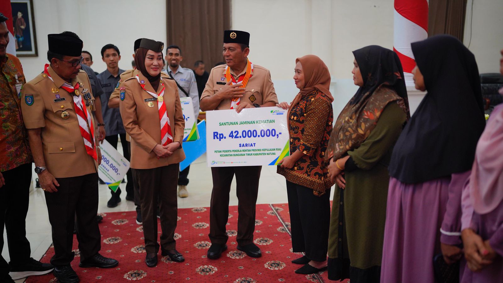 Gubernur Ansar Serahkan Santunan BPJS Ketenagakerjaan Rp820 Juta untuk Nelayan dan Petani Natuna